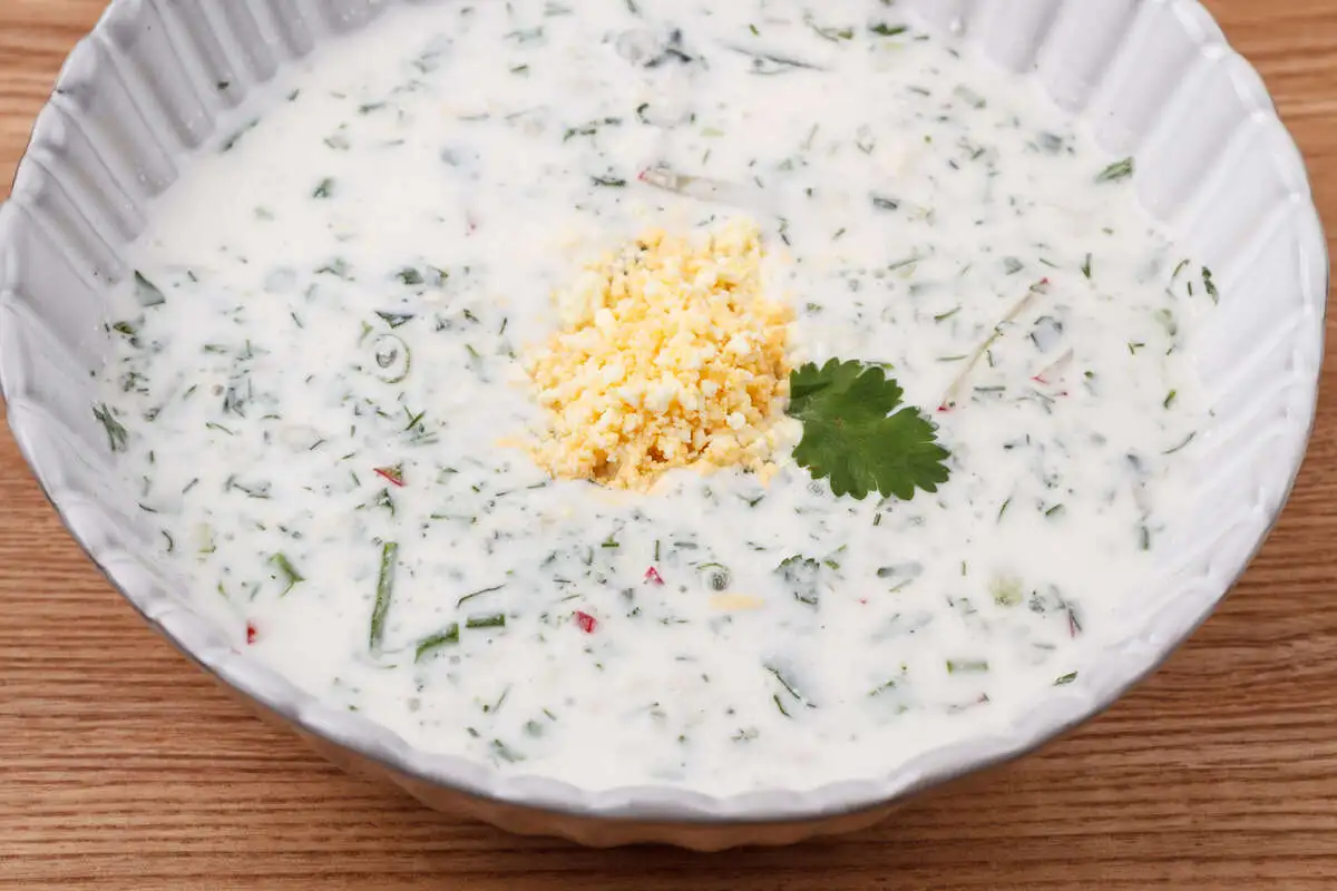 Холодный суп из мацони с редисом, яйцом и зеленью
