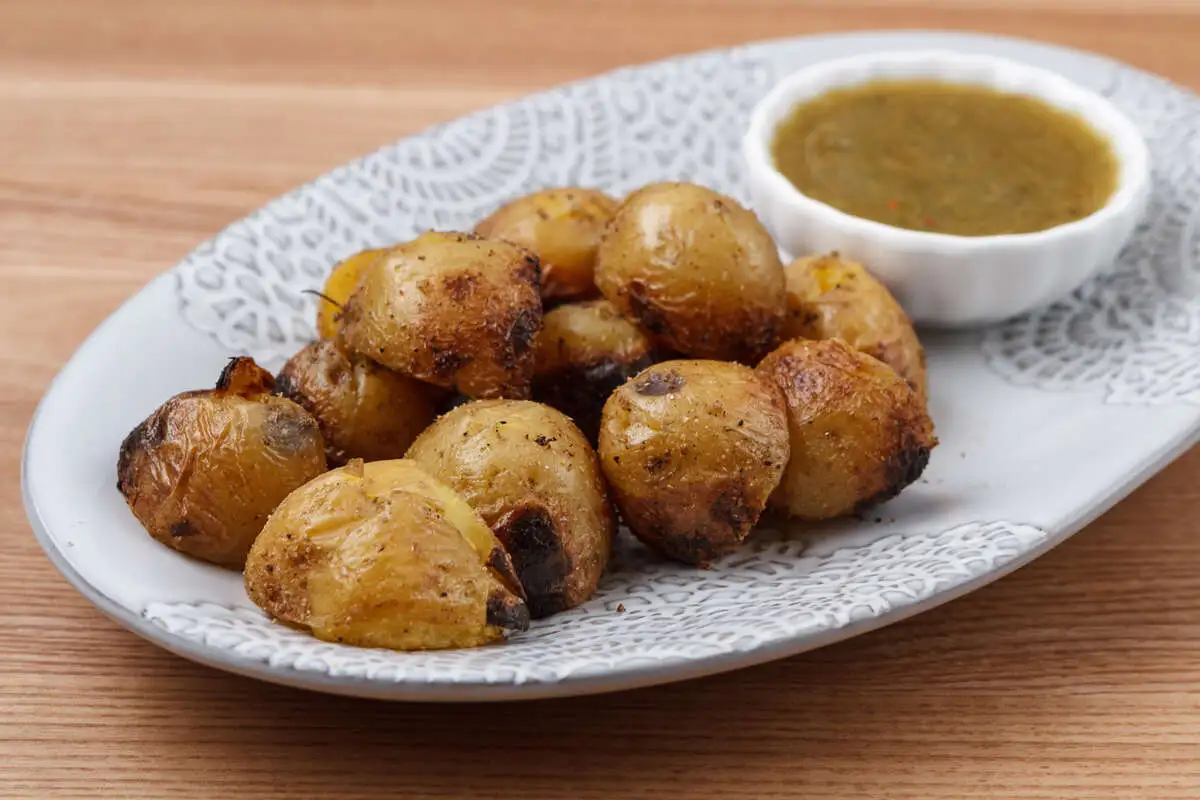 Обжаренный молодой картофель с зелёным ткемали