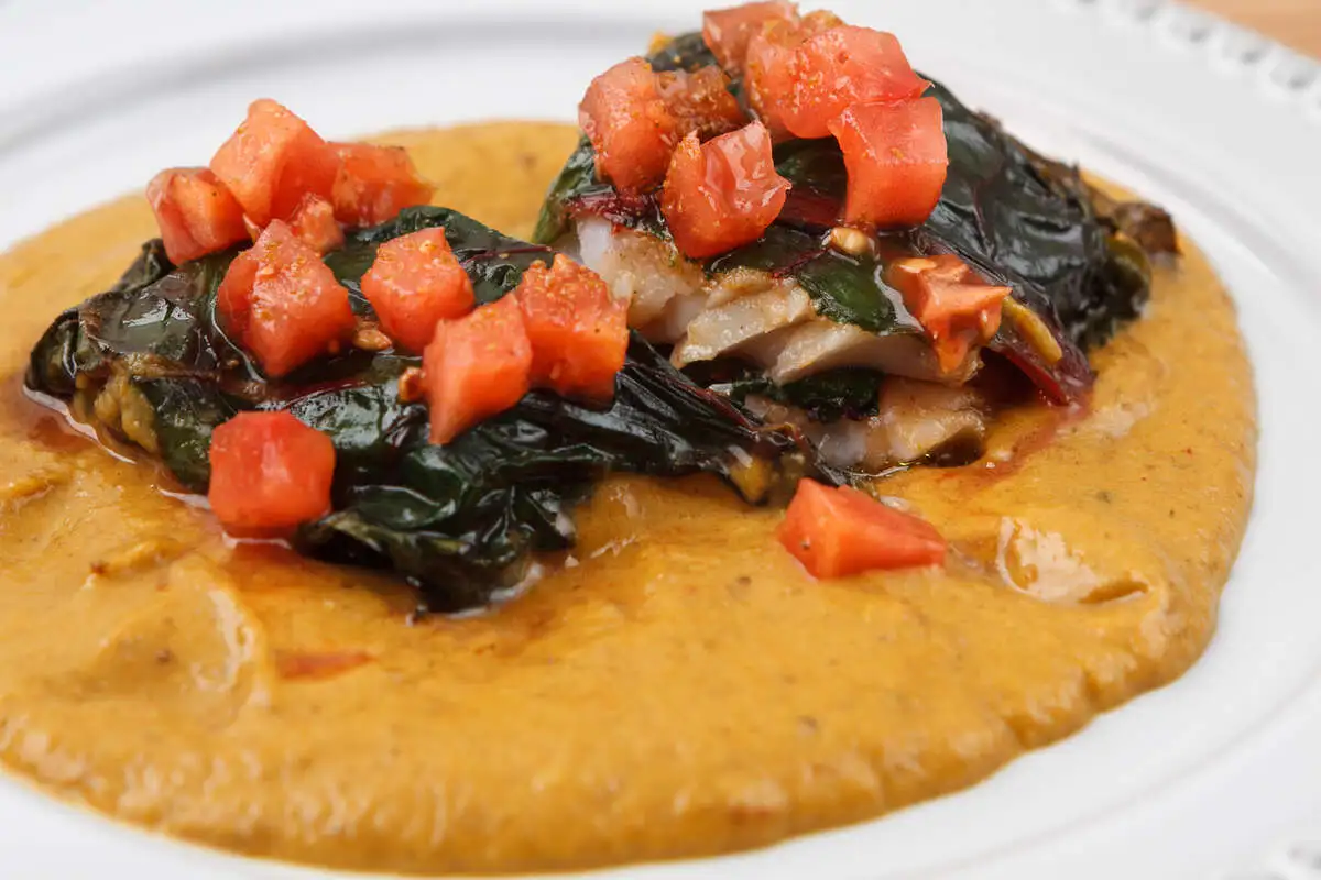 Окунь, запечённый в мангольде, со сладкими томатами