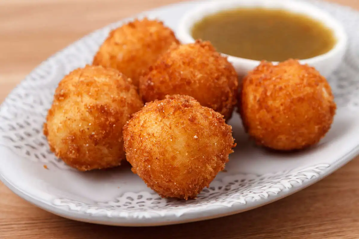 Чвиштари – шарики из кукурузного теста с тягучим сулугуни