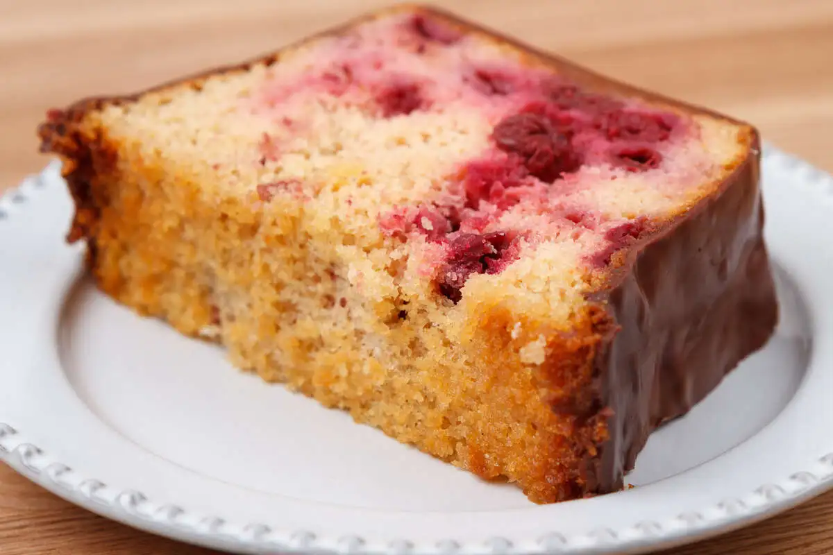 Кекс в шоколаде с надуги и вишней