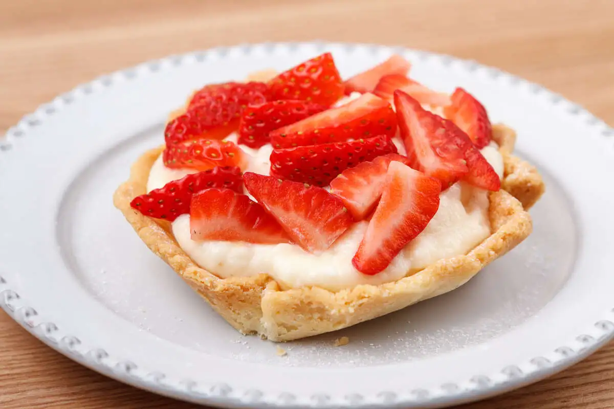 Тарталетка с кремом и ягодами 