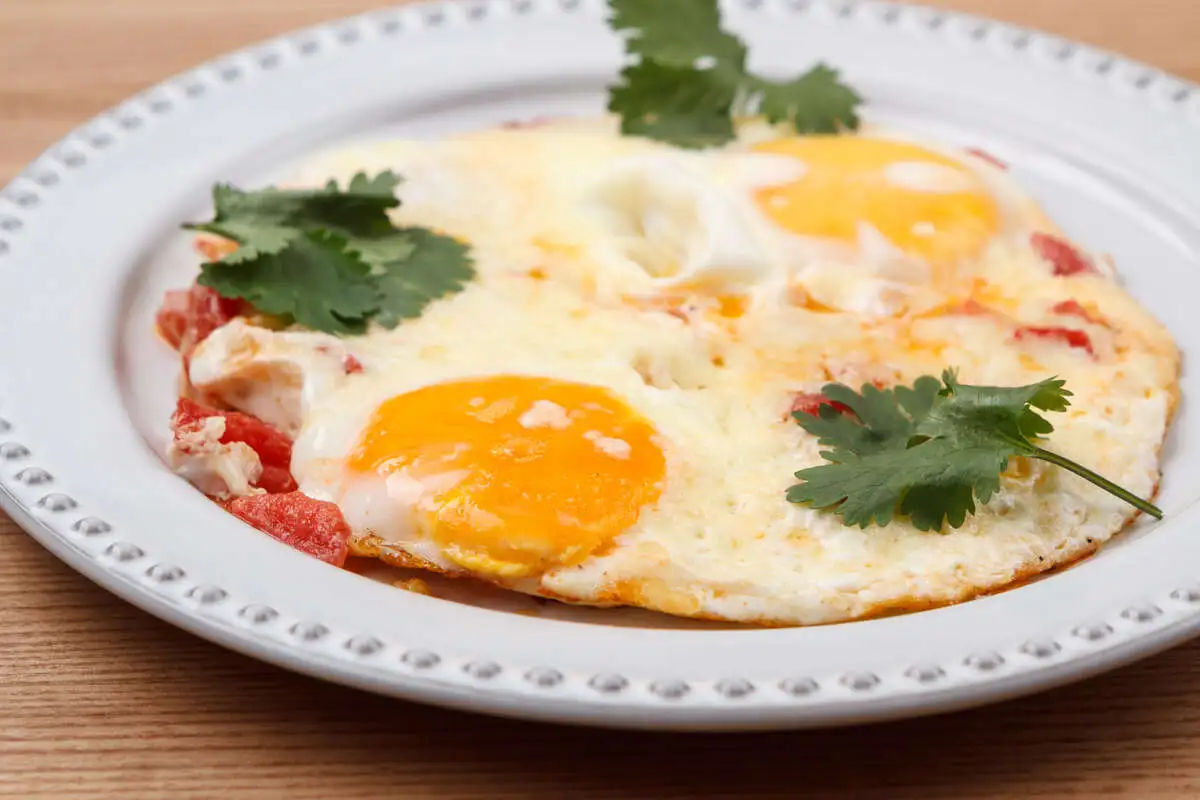 Глазунья с сулугуни и томатами