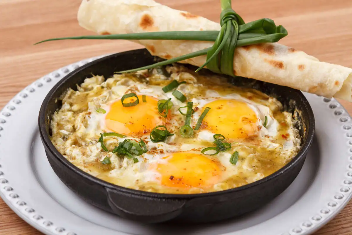 Зеленая шакшука с ткемали