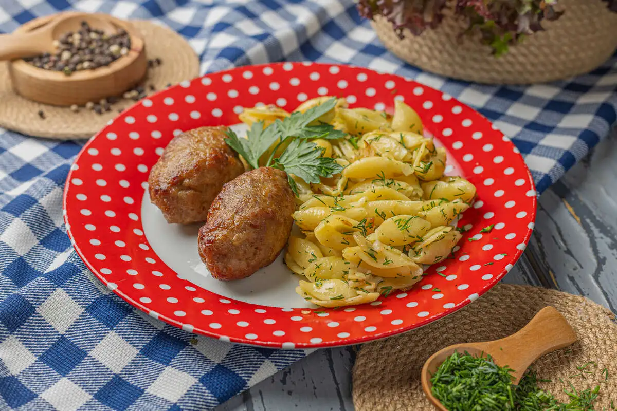 Котлеты по-домашнему с макаронами в укропе