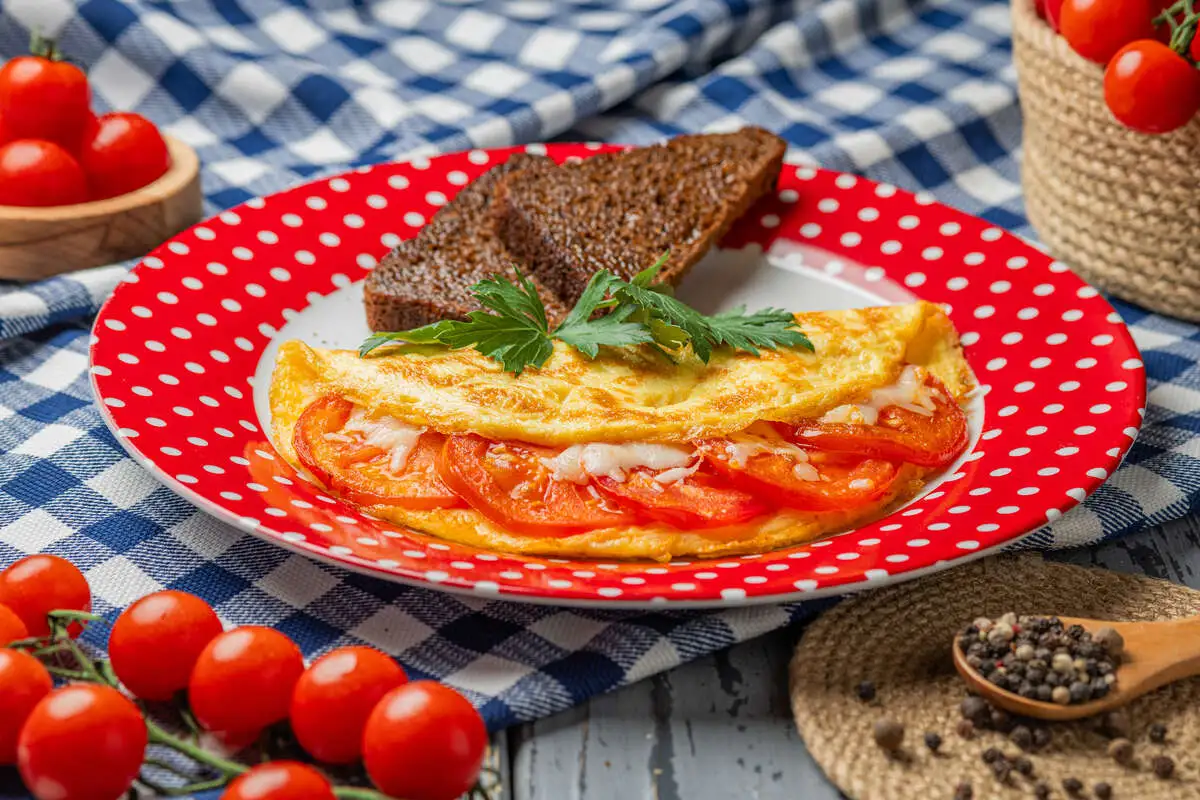 Омлет с сыром и помидорами