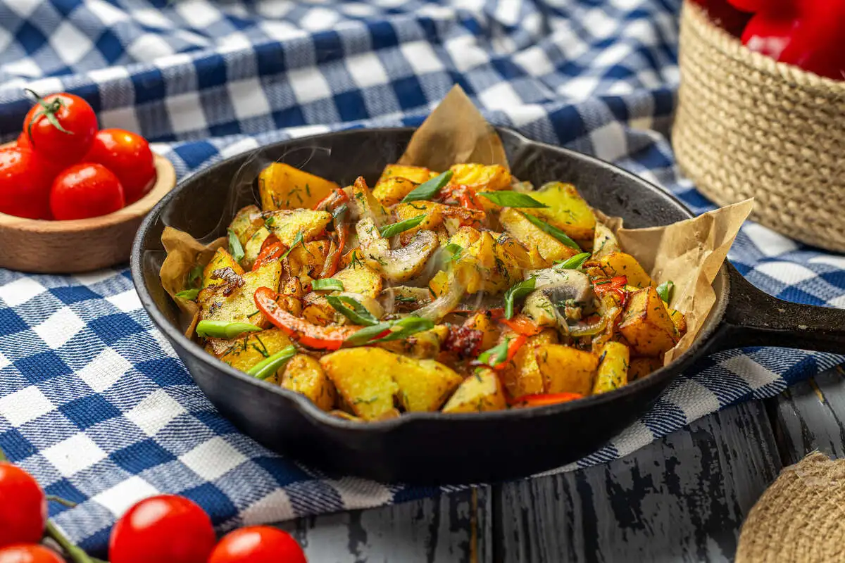 Жареный картофель с луком и грибами