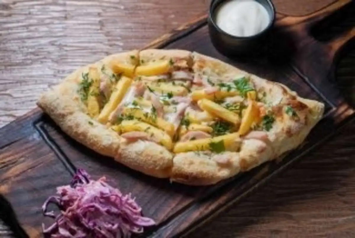 Пицца с копченым цыпленком и картофелем фри 230гр.