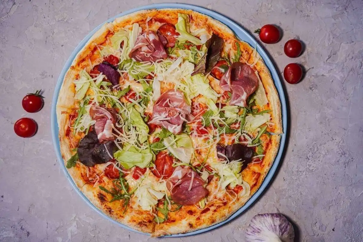 Пицца с хамоном и чоризо