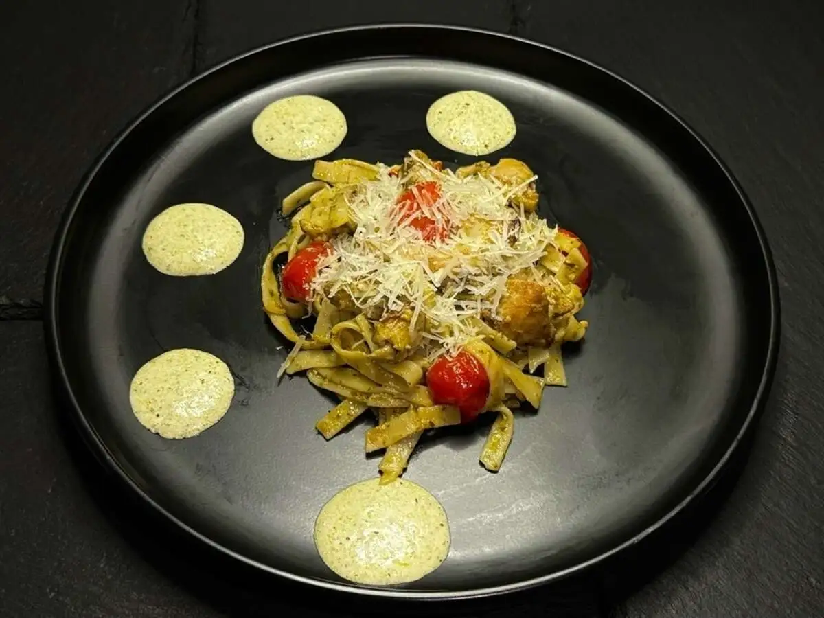 WOK  с курицей в соусе песто