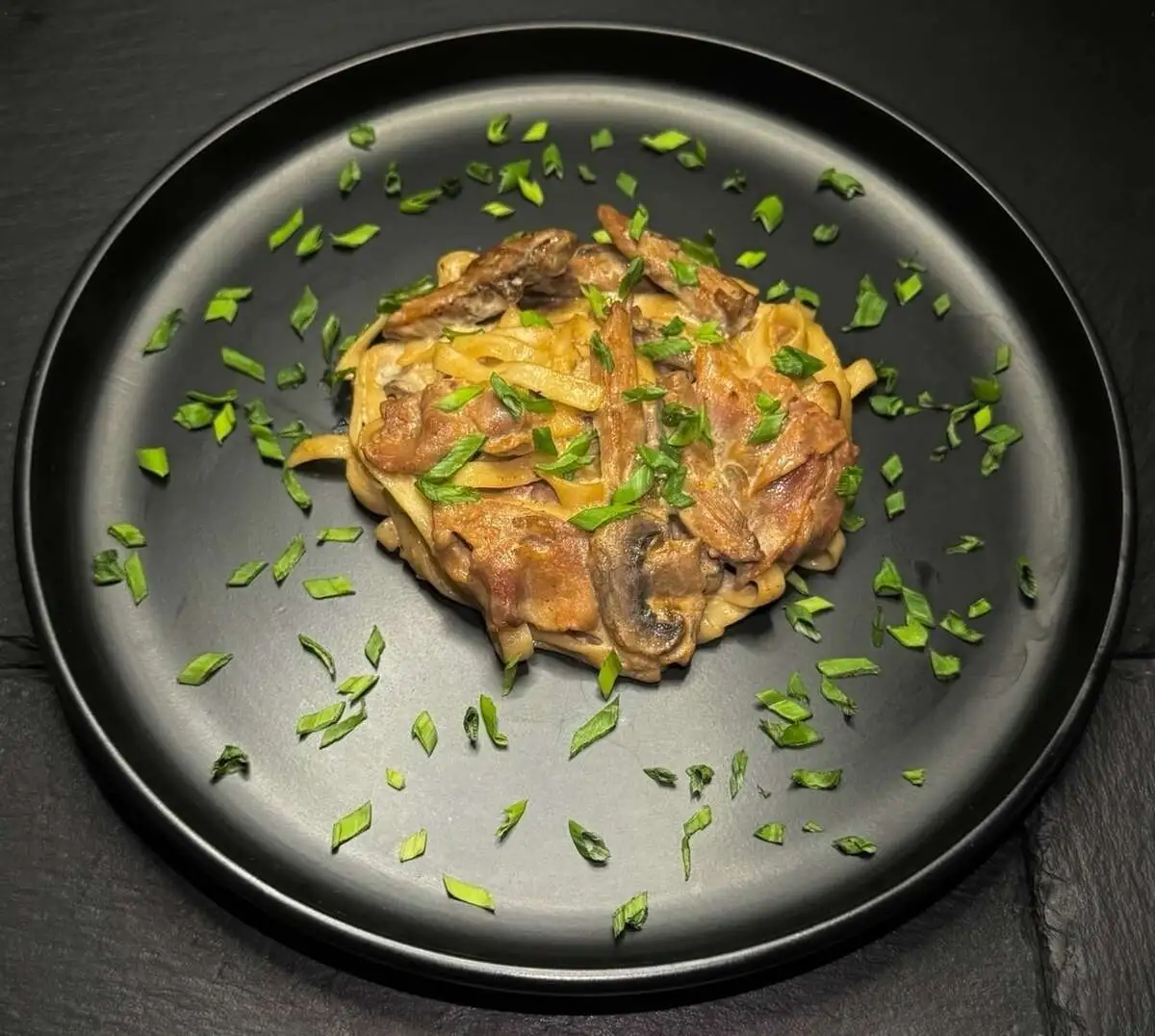 WOK с беконом, курицей и грибами в соусе сливочный терияки
