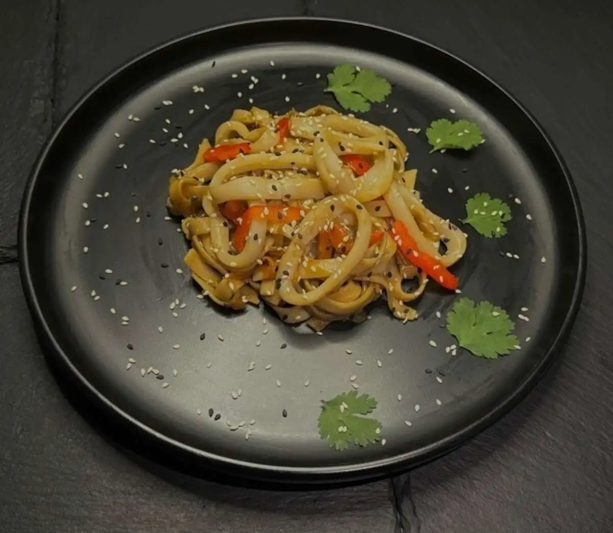 WOK с кальмаром в соусе тонкацу