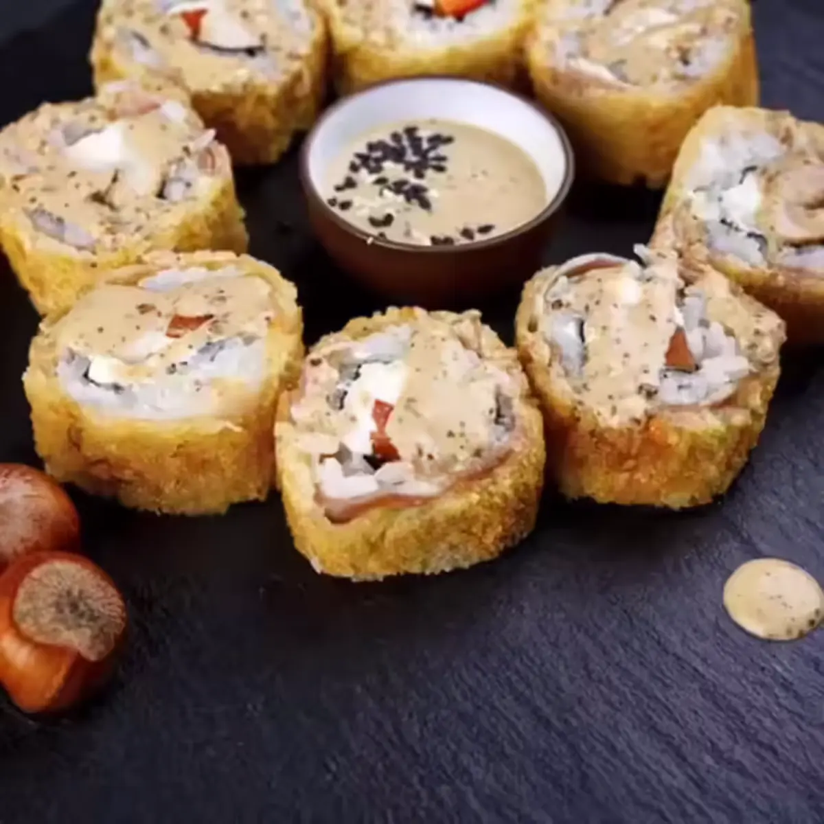 Горячий ролл с курицей под ореховым соусом