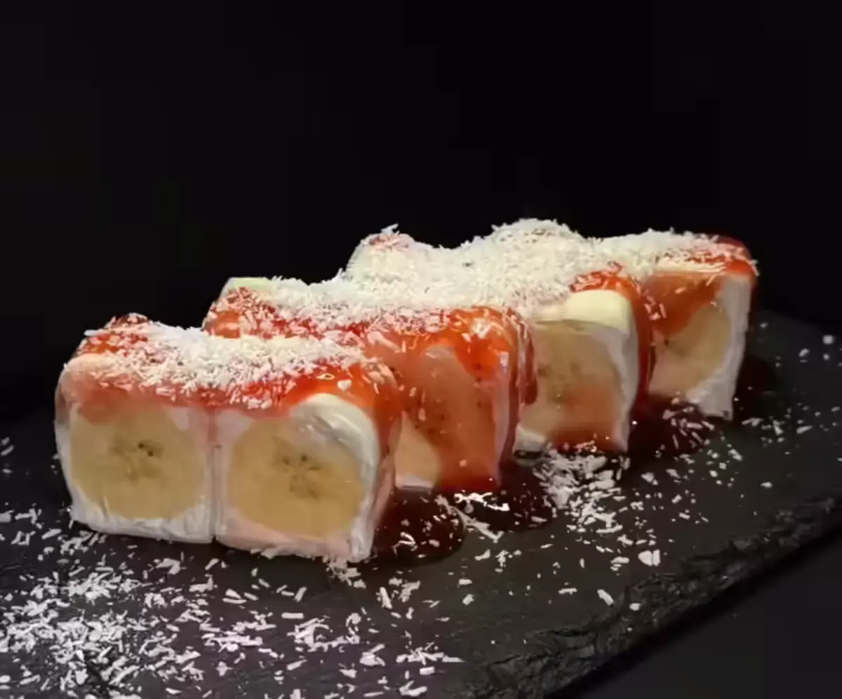 Сладкий ролл с бананом и клубничным топпингом 