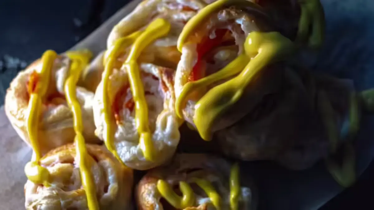 Мясные рулетики с колбасками пепперони