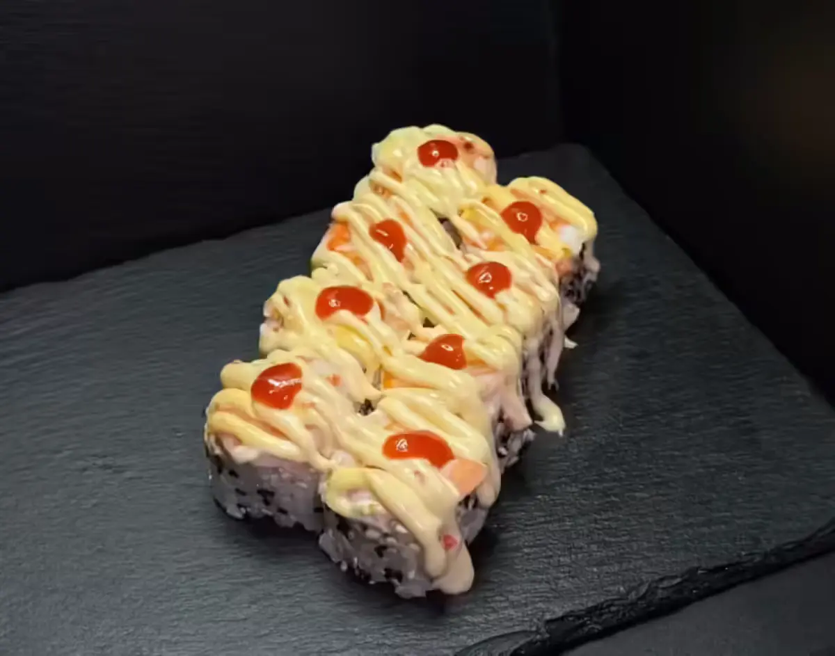 Ролл с креветкой и соусом шрирачи