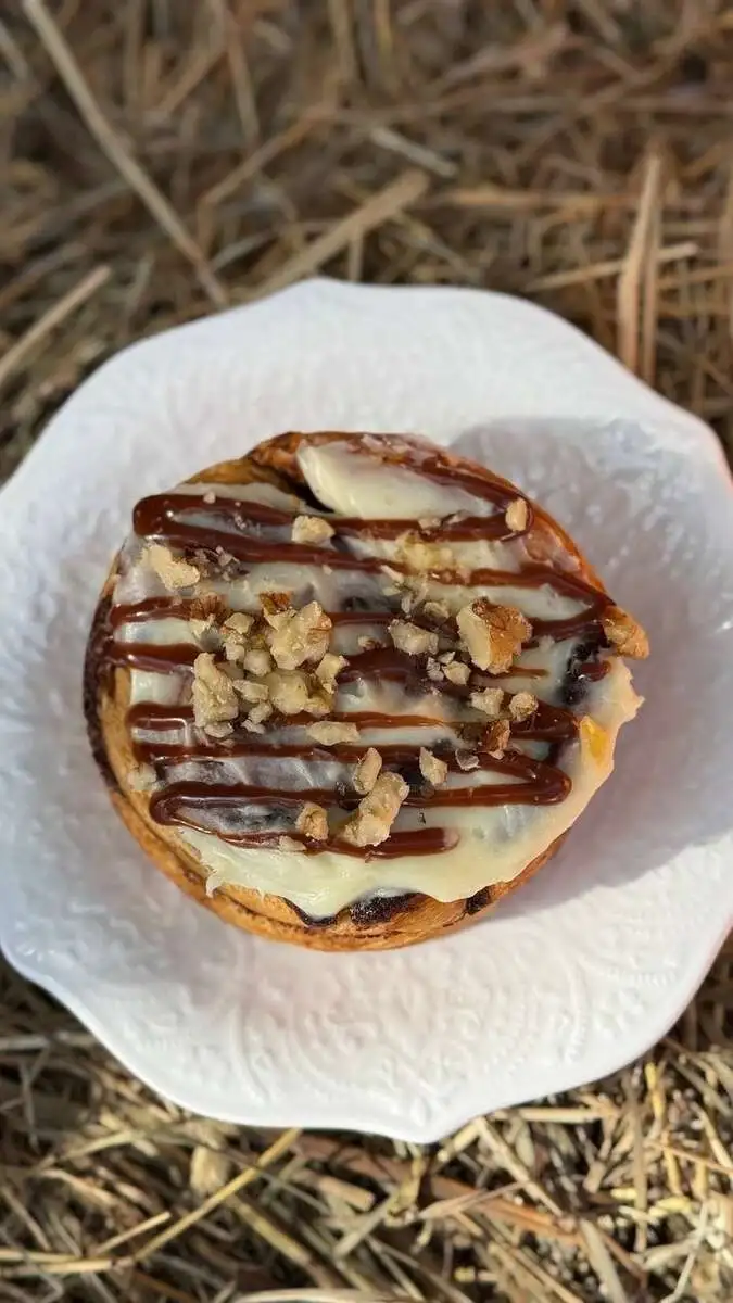 Синнабон с карамелью и грецким орехом 