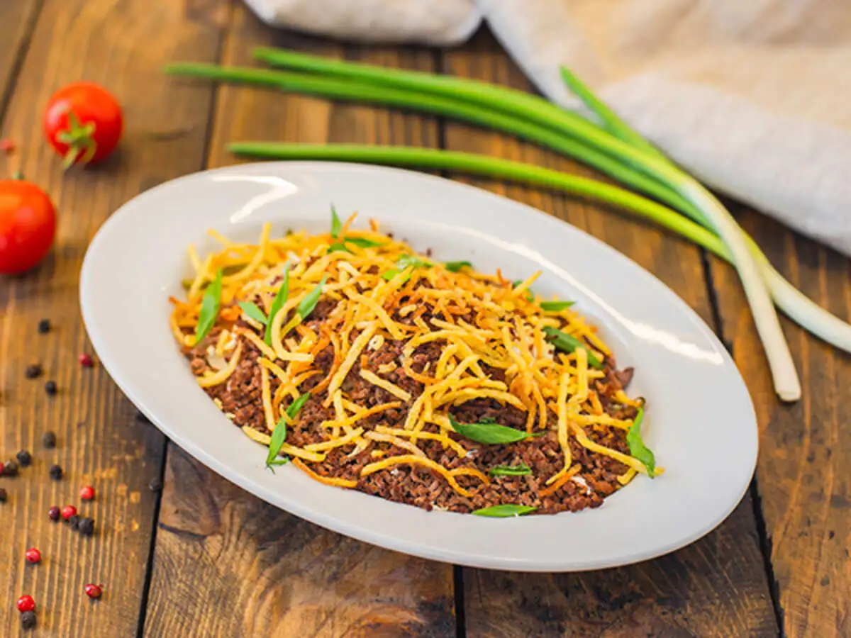 Салат печёночный с корнишонами и картофелем пай