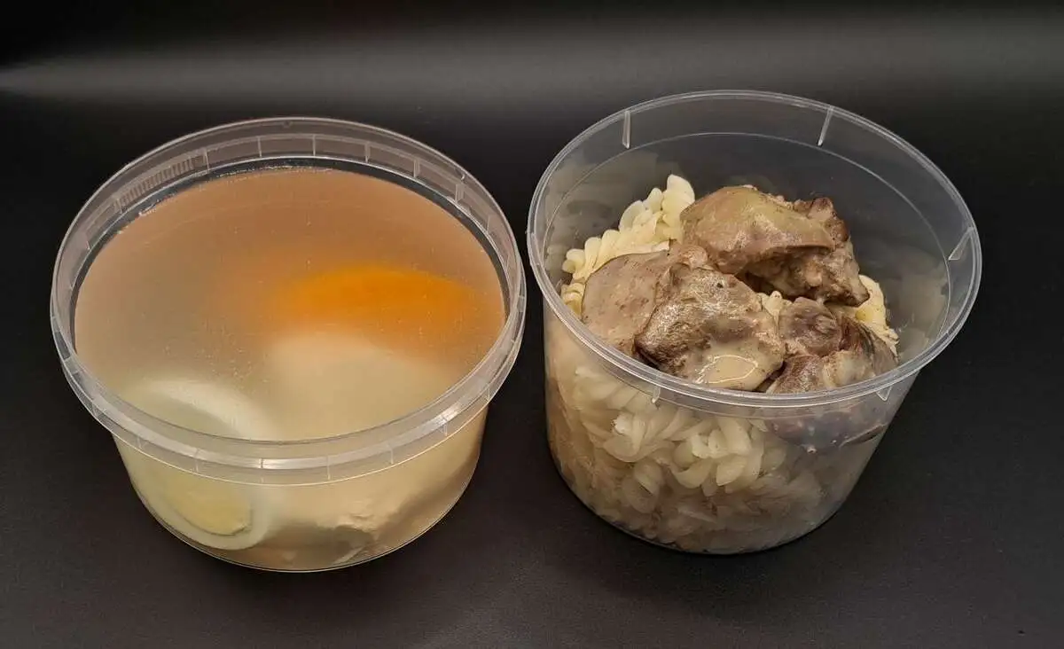 2 Чикен: Бульон куриный, Печень куриная в сметанном соусе с макаронами