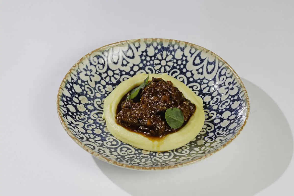 Бычьи хвосты с картофельным пюре