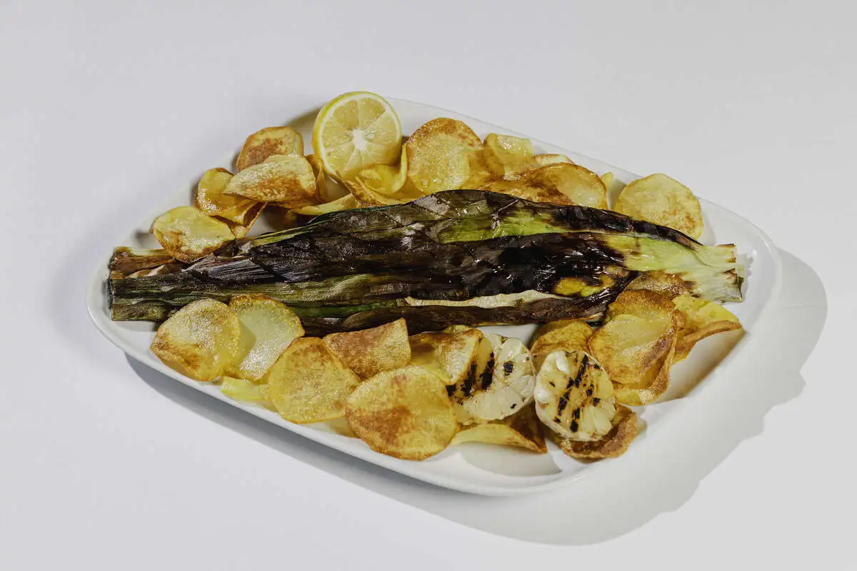 Сибас с луком порей и печеным картофелем