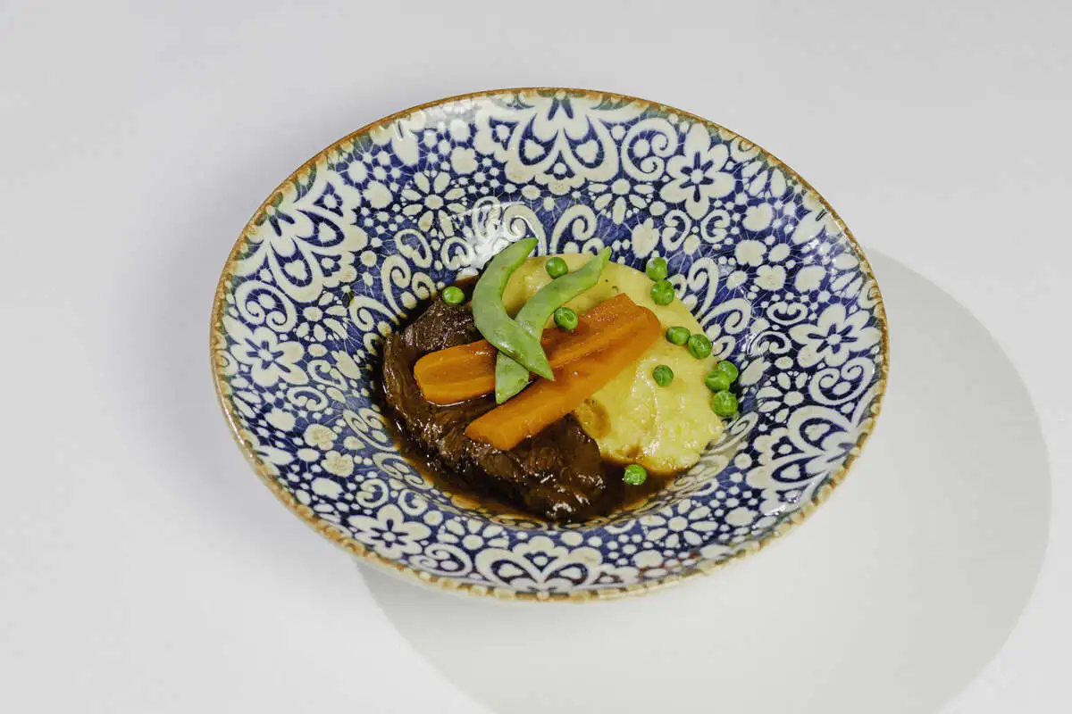 Телячьи щечки с полентой и пармезаном