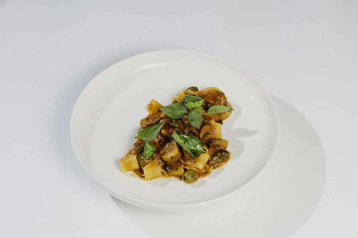 Широкая лапша с грибами и сыром фета