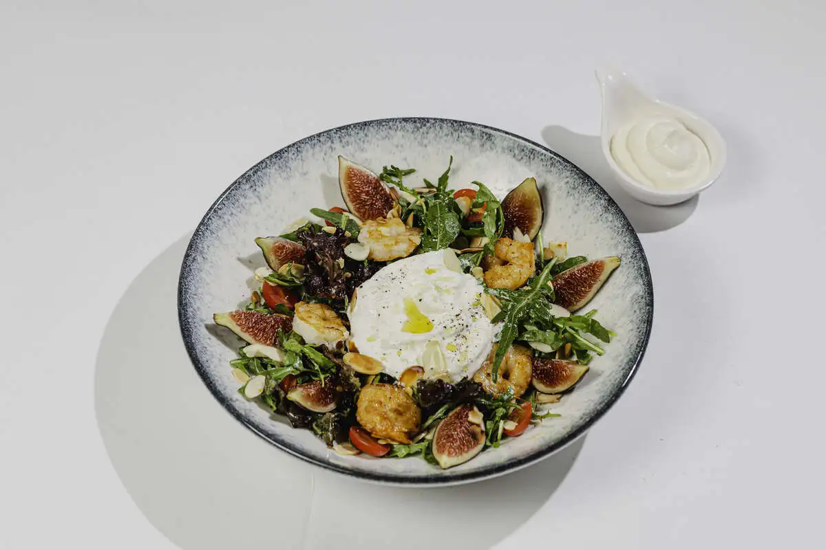 Салат с инжиром и нежной страчателлой