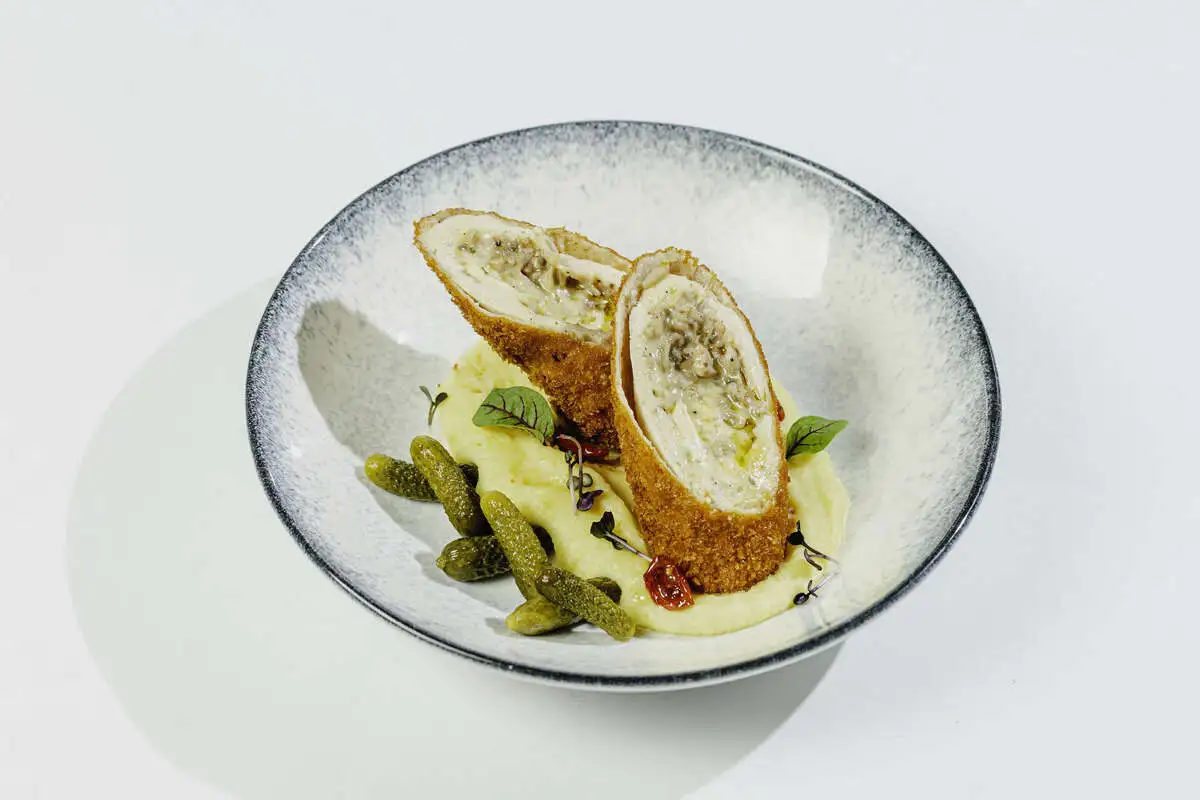 Нежное куриное филе с жульеном в хрустящей корочке