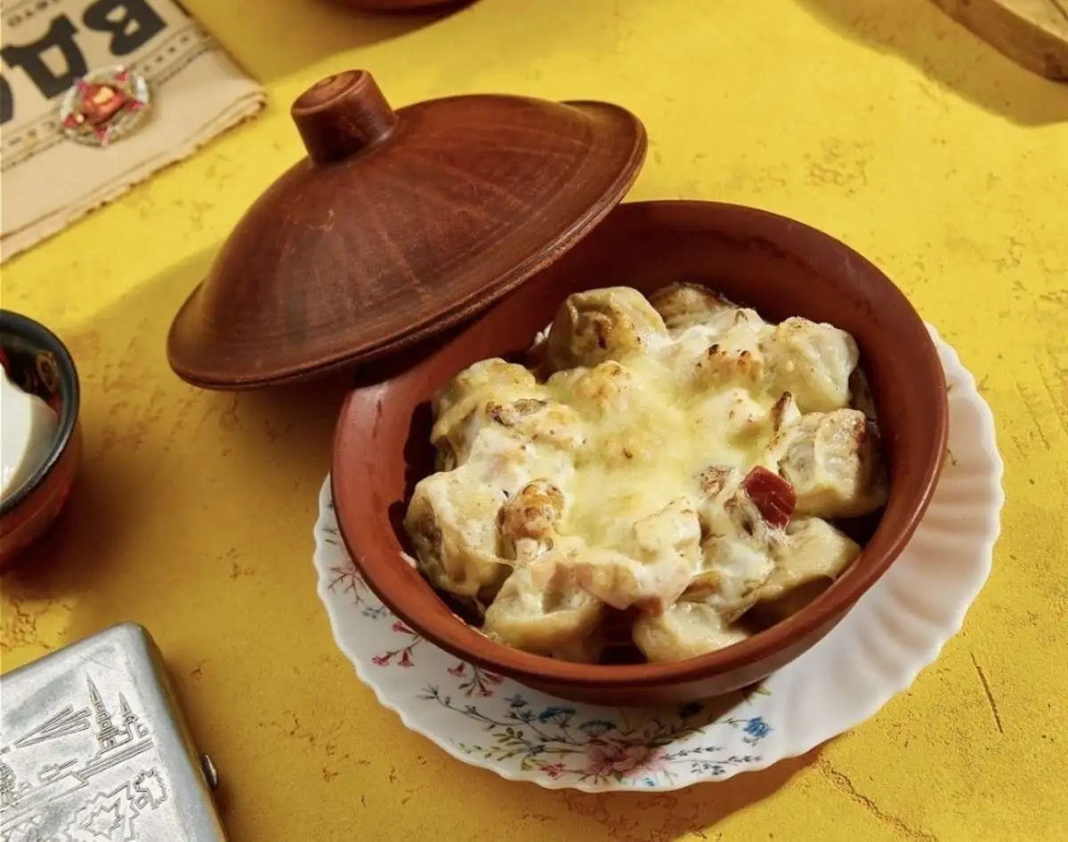 Запеченные пельмени в сливочном соусе