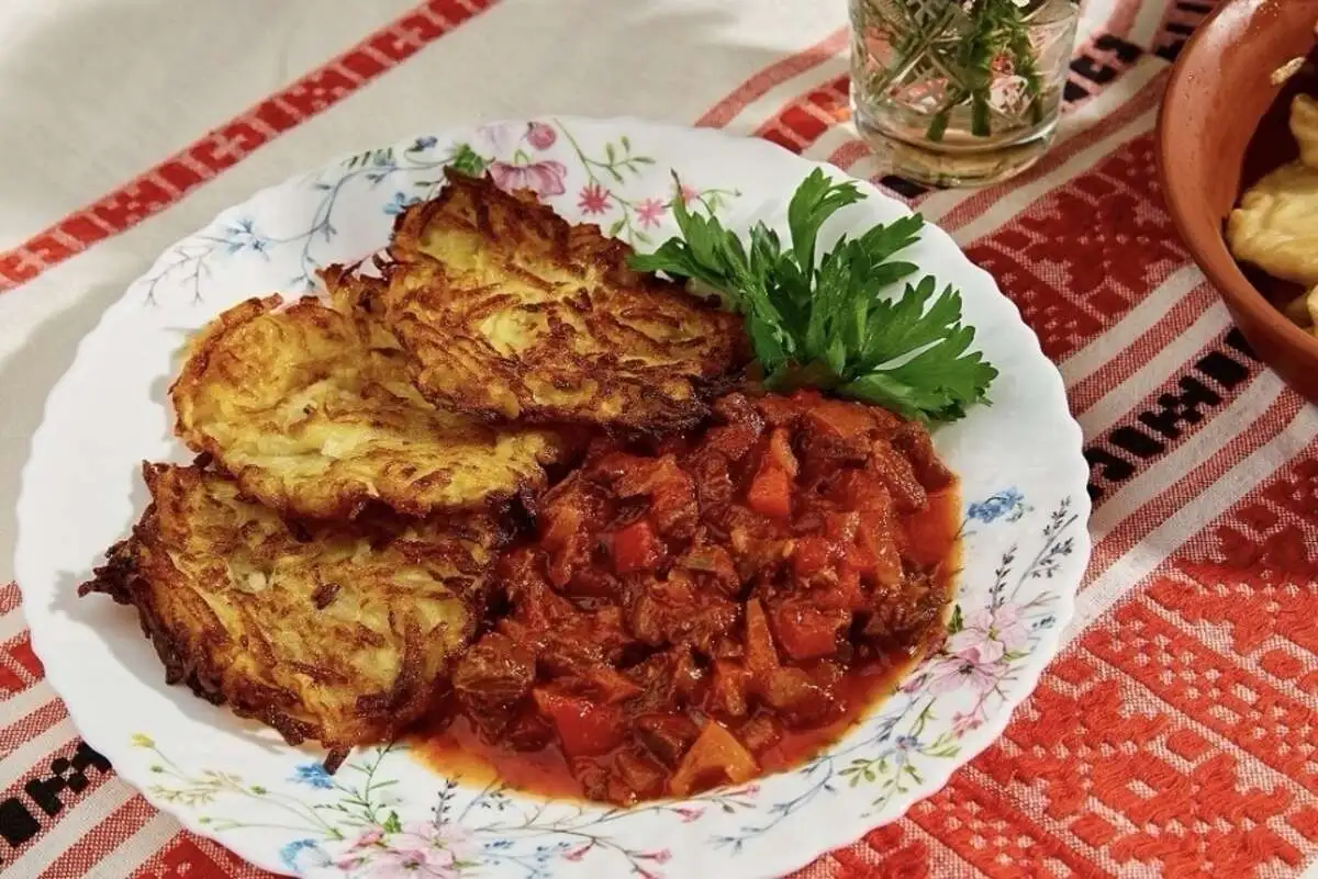 Драники с гуляшом из говядины