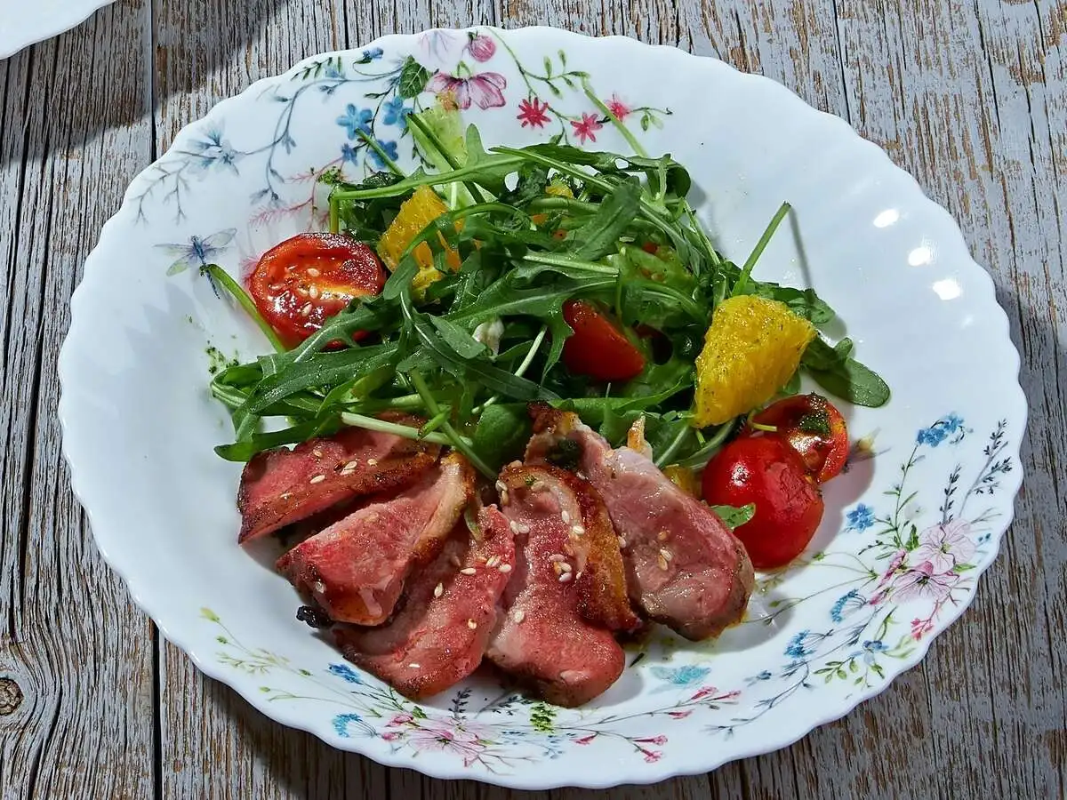 Легкий салат с запеченной уткой