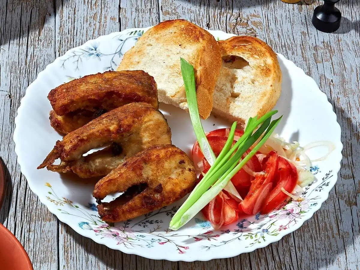 Жареная щука по-домашнему со спелыми помидорами и свежим хлебом