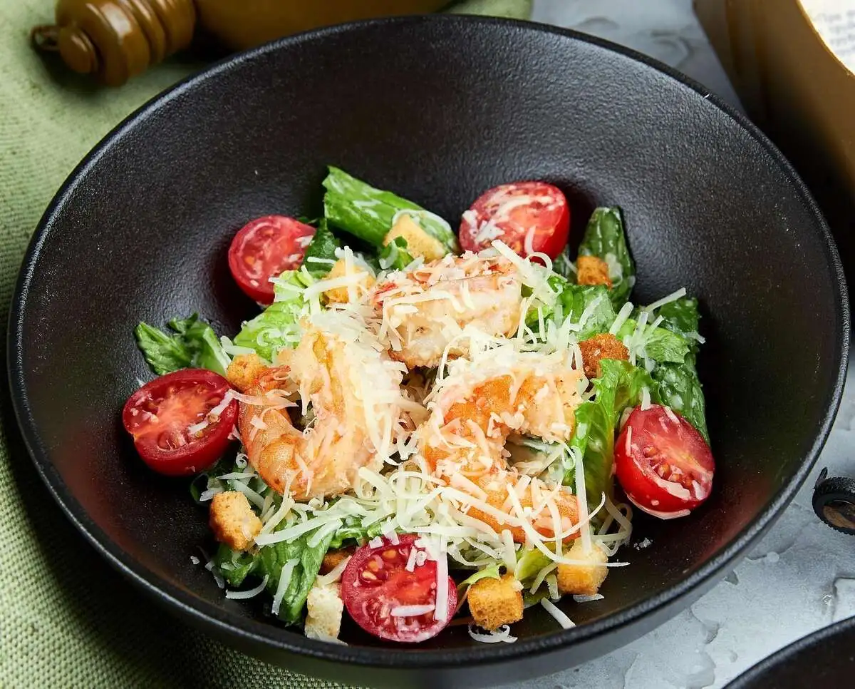 Салат Цезарь с креветками