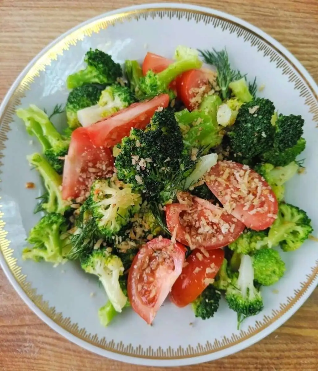 Салат с брокколи, помидором и грецким орехом