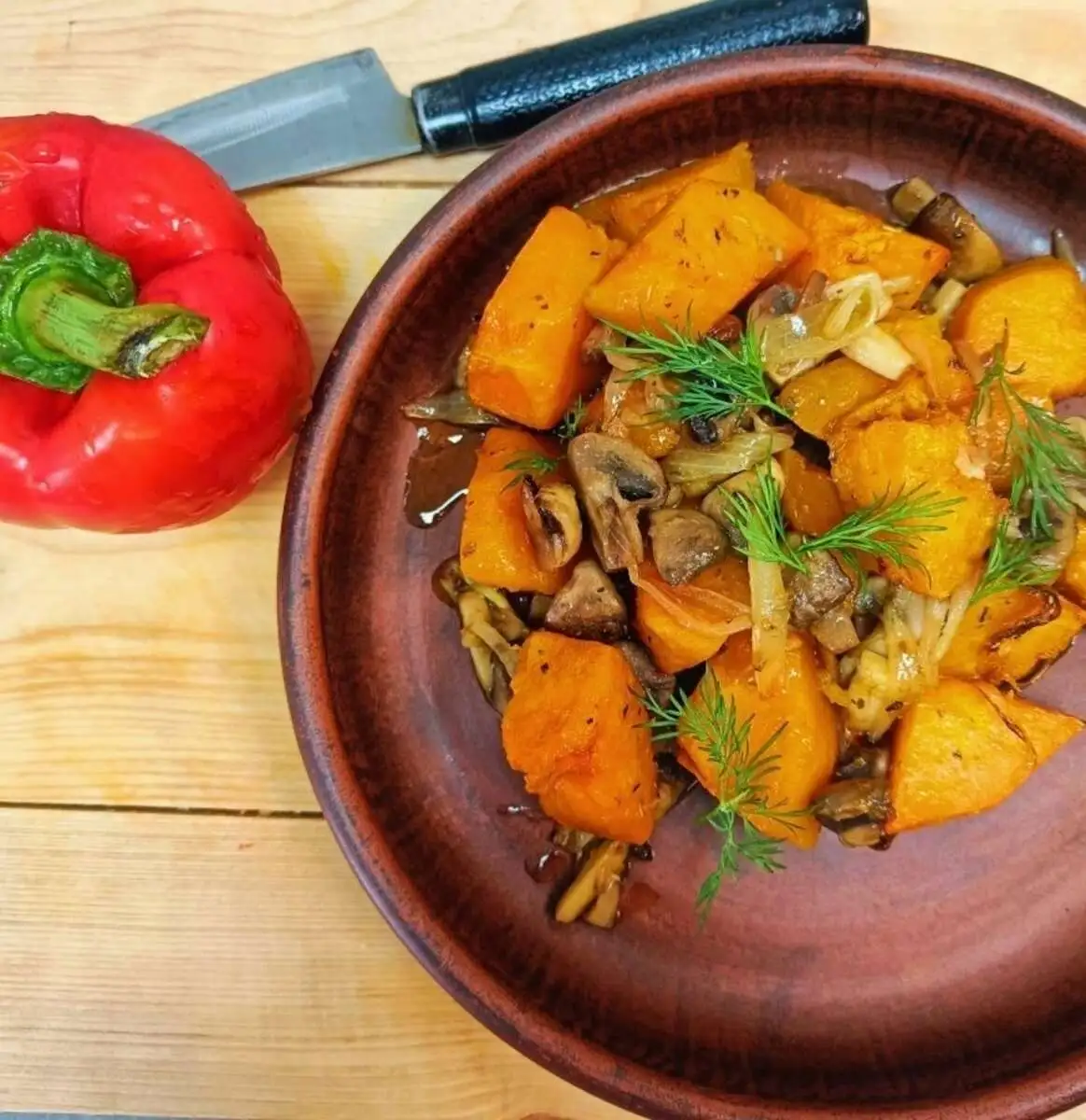 Тыква, запечённая с грибами и луком