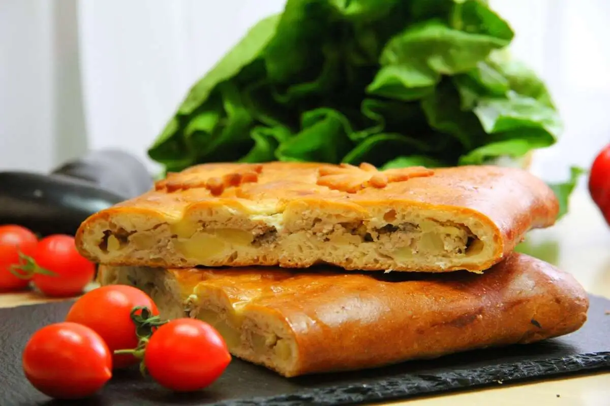Пирог сдобный с курицей и картофелем