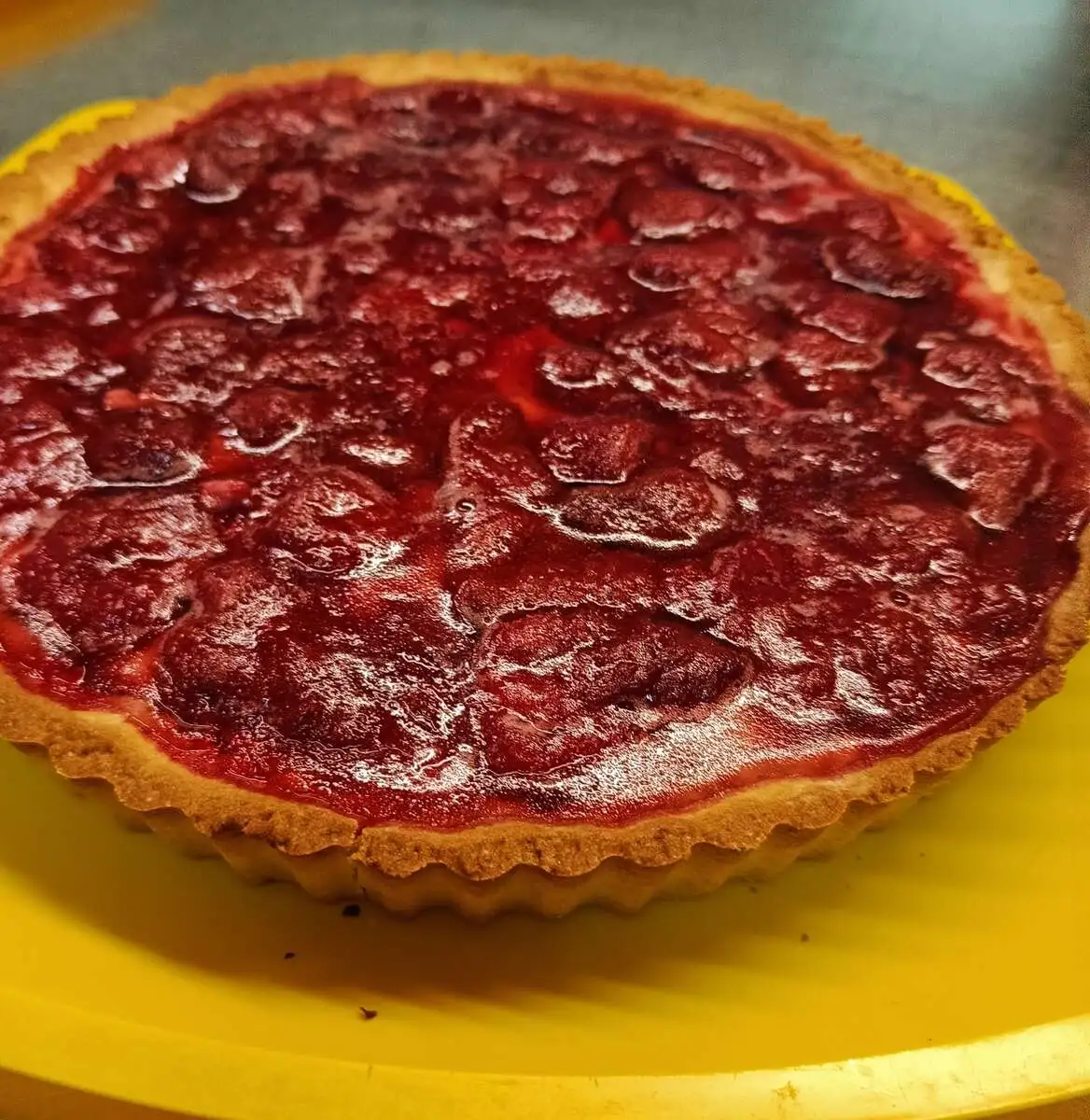 Пирог песочный с клубничной начинкой