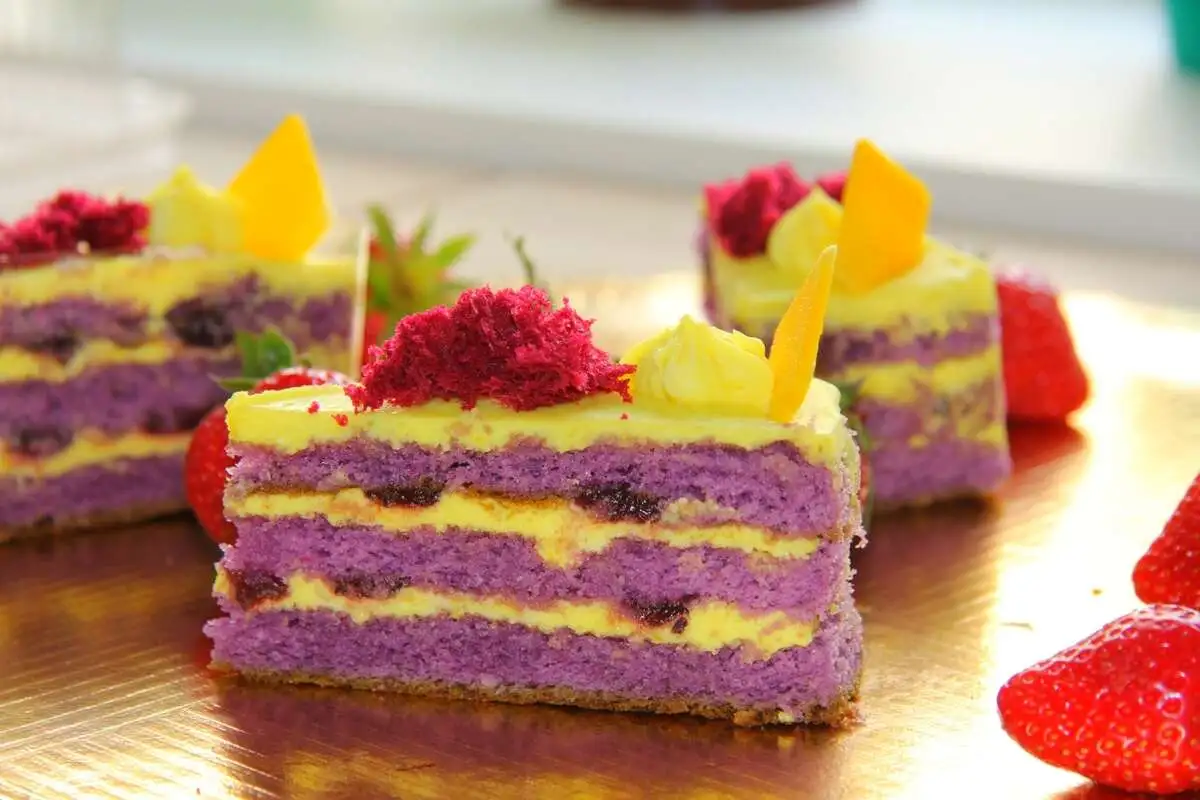 Торт фисташково-малиновый