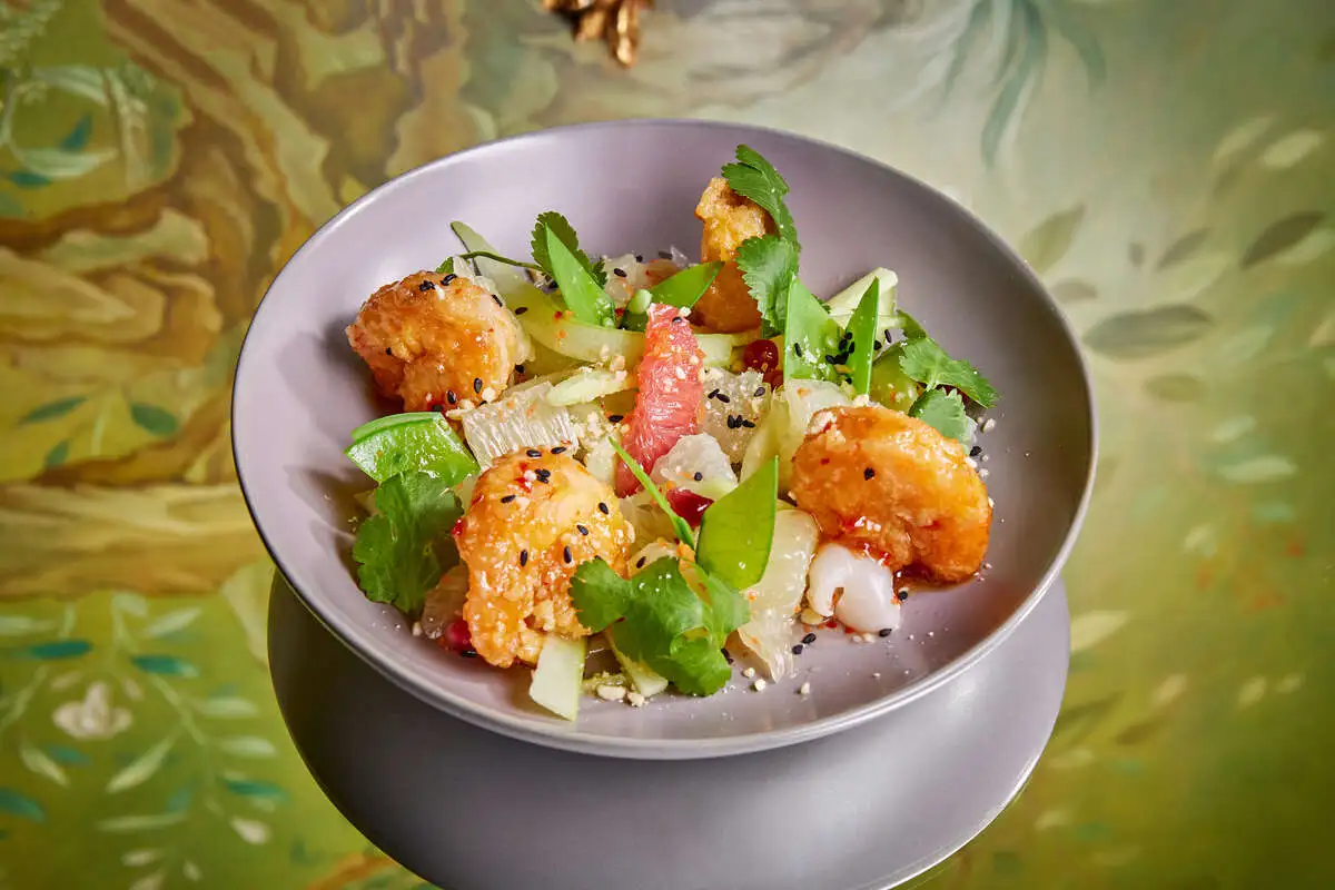 Салат с креветками и помело