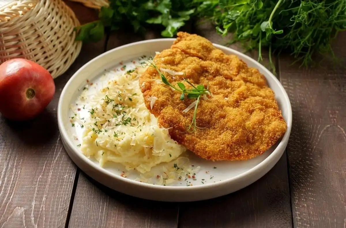 Шницель из свинины с картофельным пюре