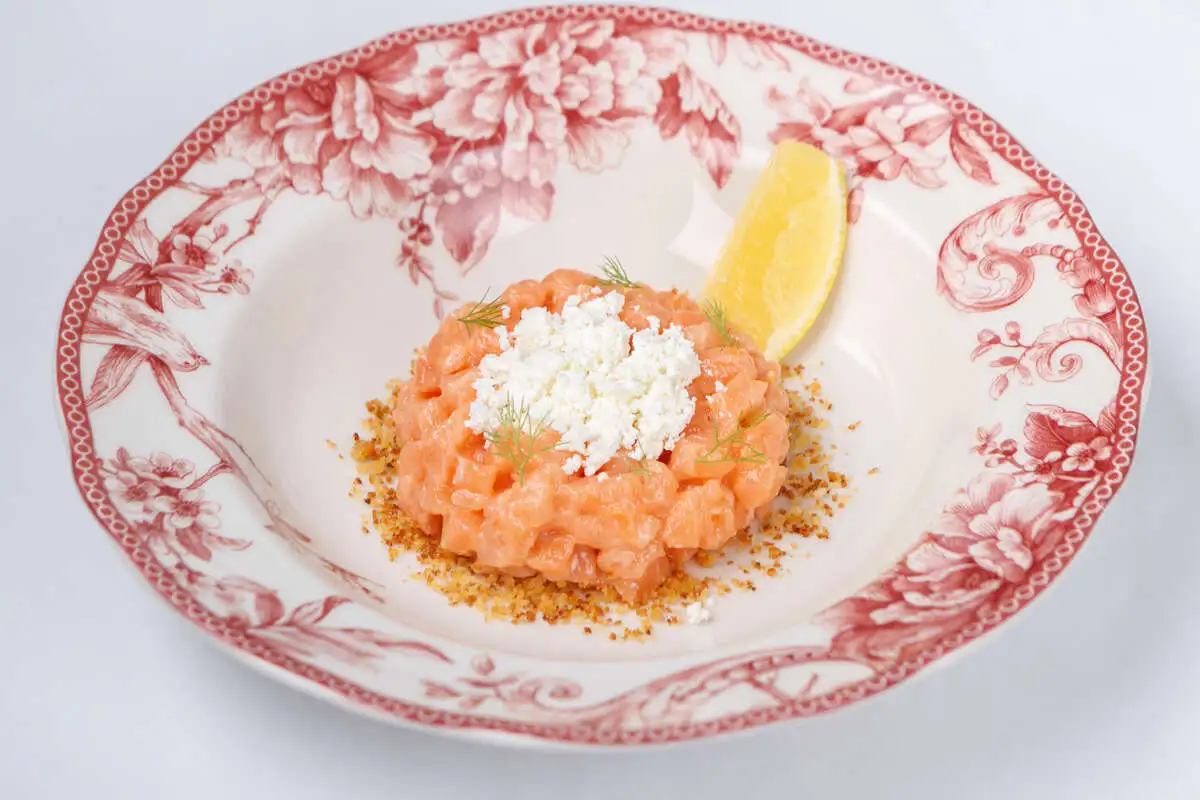 Тартар из форели с брынзой и хлебными крошками