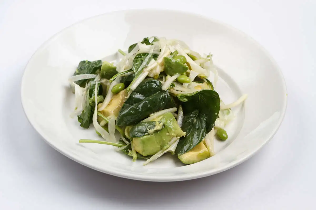 Зеленый салат с авокадо грушей и фенхелем