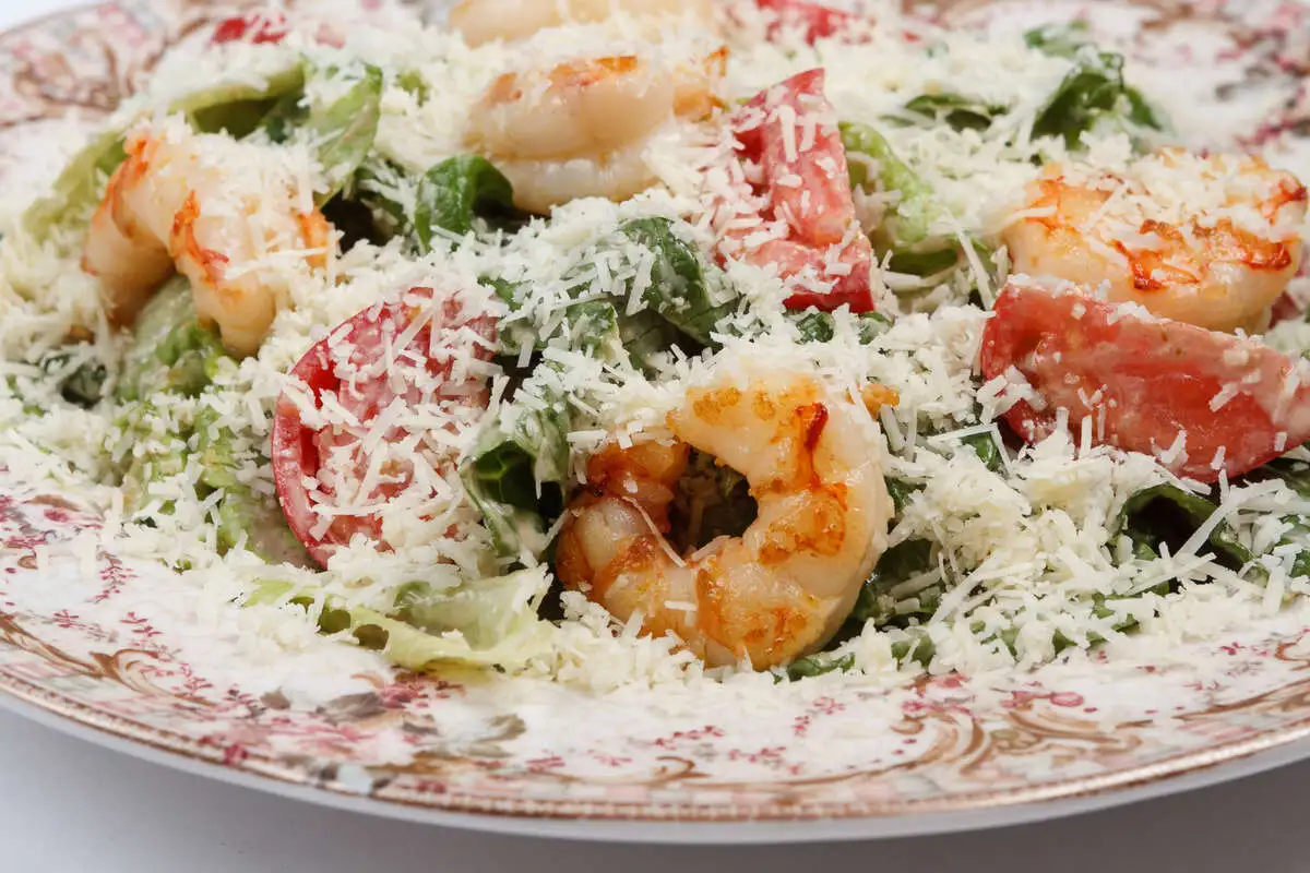 Зеленый салат с креветками под соусом тоннато-пармезан