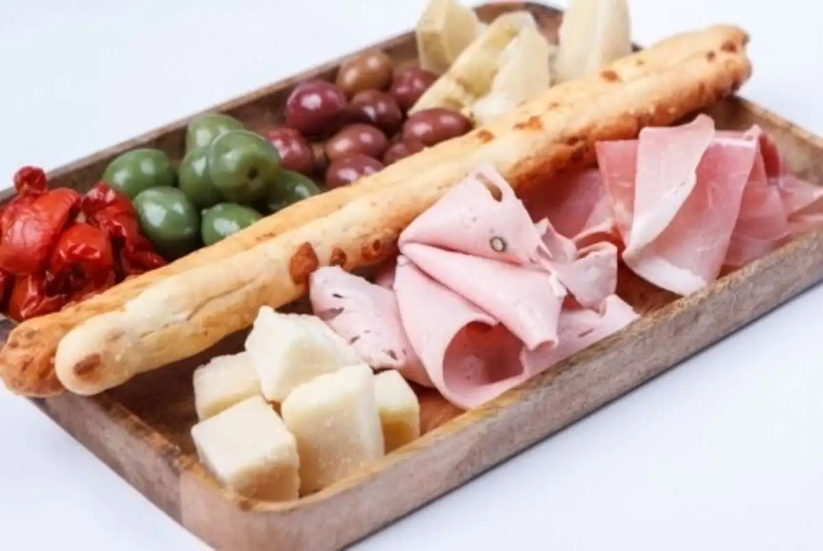 Итальянская закуска: колбаса, сыры, оливки, артишоки