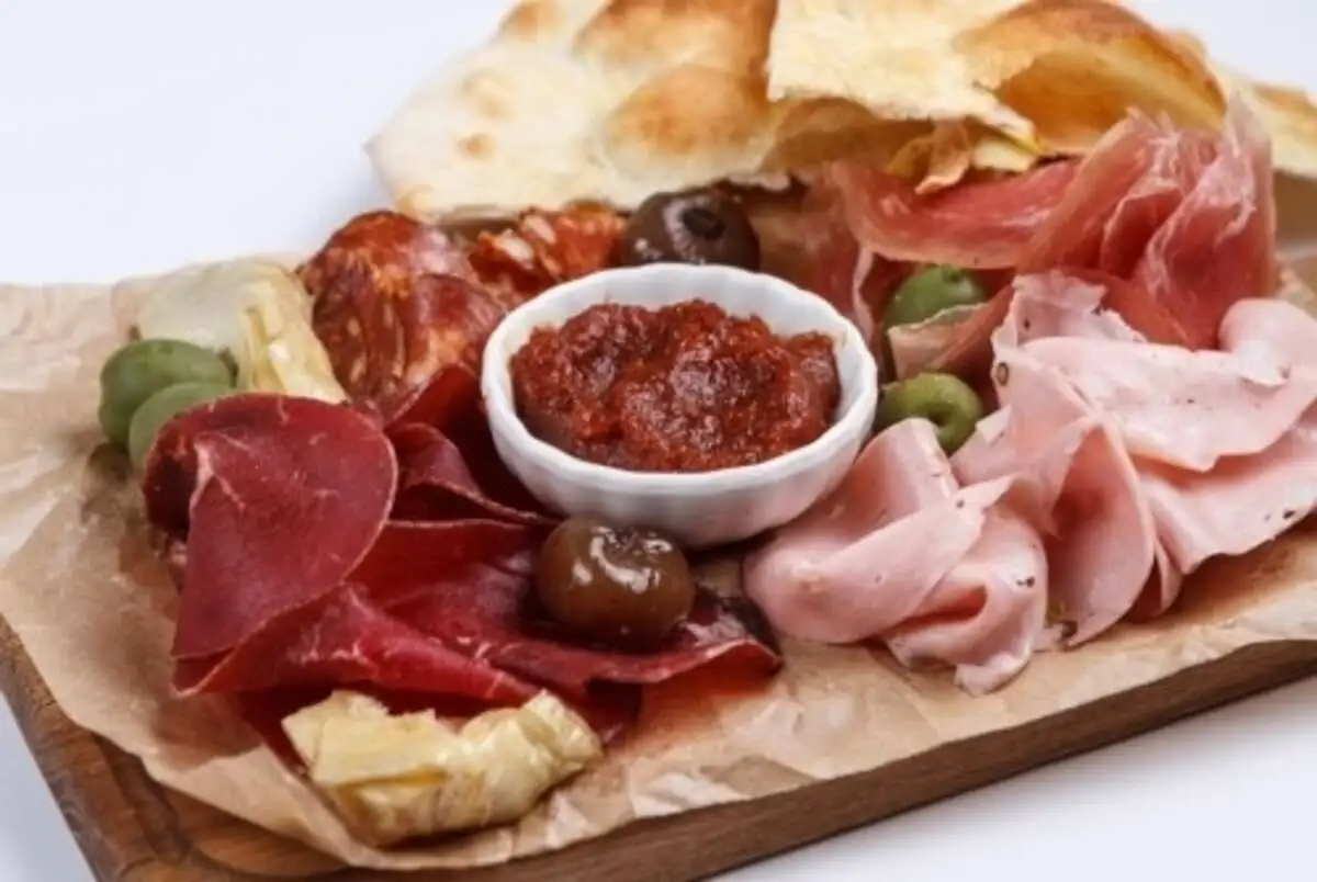 Колбаса: мортаделла, прошутто, чоризо, брезаола