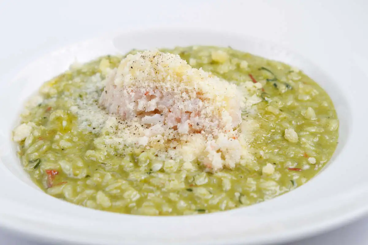 Зелёное ризотто с тартаром из креветок