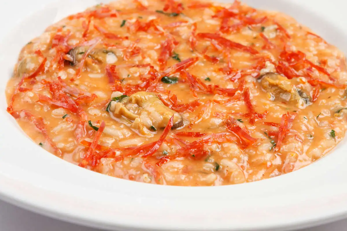 Томатное ризотто с мидиями и чоризо