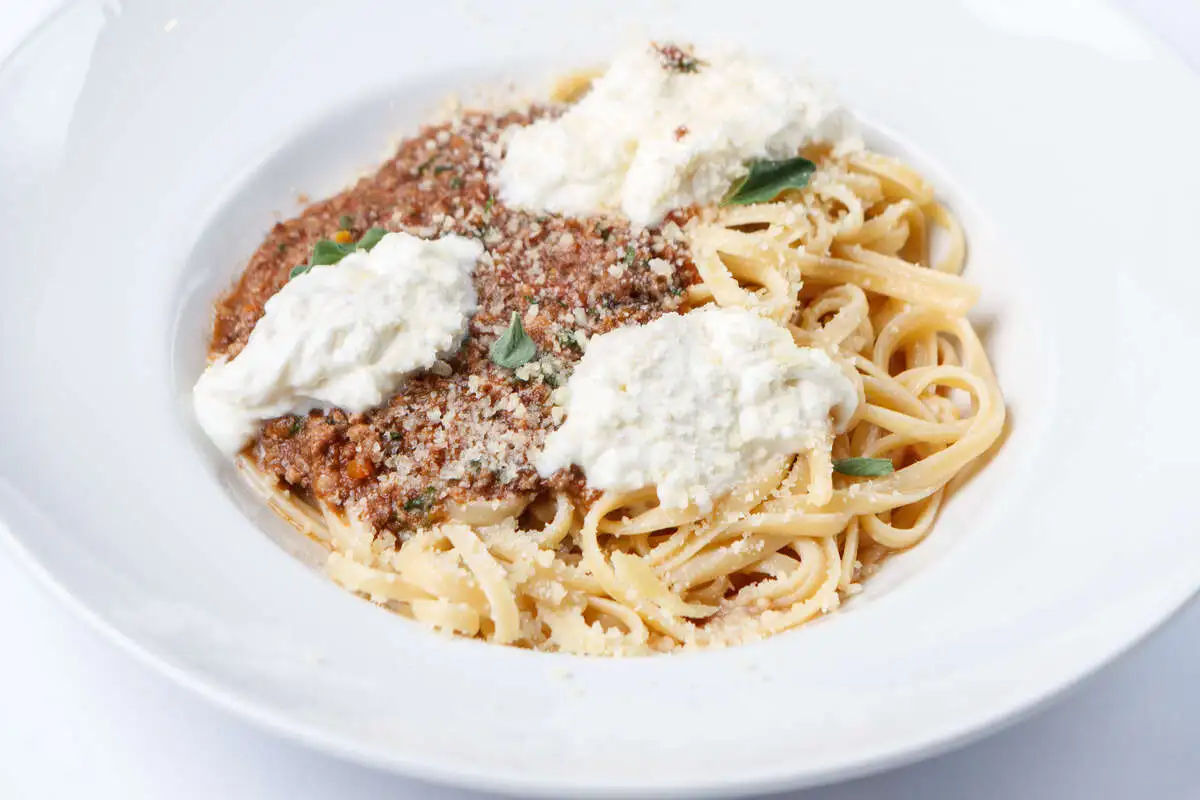 Лингвини Болоньезе со страчателлой