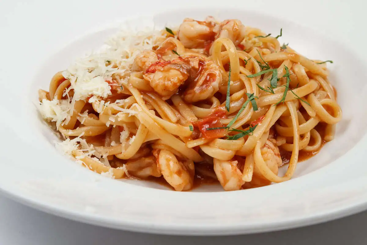 Лингвини с креветками, коньячным маслом и пармезаном